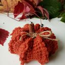 Szydełkowa dynia fantazyjna z cynamonowym ogonkiem - dekoracja handmade