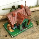 Chata Mazurska - drewniany domek dekoracyjny, ręcznie malowany