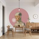 Mural dots kobieta z gumą balonową różowy - okrągła dekoracja