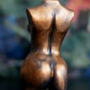 Złota Kobieta - rzeźba z gipsu 9 cm, czarny i metaliczne złoto
