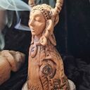 Ceramiczny kominek zapachowy - kadzielnica Szamanka z runami (backflow)