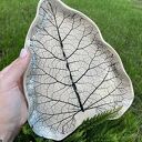 Ceramiczna patera w kształcie liścia łopianu