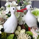 Flowerbox dekoracyjny z bocianami w zielonym boxie - wiosenna kompozycja kwiatowa do domu