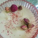 Piękna świeca sojowa o zapachu różanym w szklanej bombonierze z chwostem. Idealna na Dzień Matki