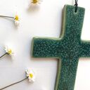 Artystyczny krzyżyk ceramiczny szkliwiony do zawieszenia na ścianę