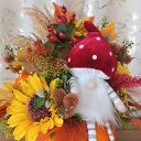 Dekoracja jesienna ze skrzatem. Muchomor. Stroik jesienny w dyni