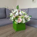 Flowerbox dekoracyjny z bocianami w zielonym boxie - wiosenna kompozycja kwiatowa do domu