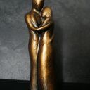 Ręczna rzeźba z gipsu „Przytul mnie” - prezent ślubny 14,6 cm