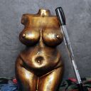 Duża figurka kobiety w metalicznym złocie i ognistych barwach - rzeźba 14 cm