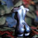 Kobieta niebieska i fioletowa - metaliczna rzeźba z gipsu 10 cm