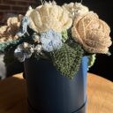 Elegancki flowerbox szydełkowy z wiecznymi różami - prezent dla niej