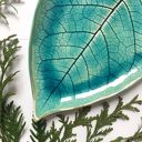 Turkusowy dekoracyjny liść - ceramiczny talerzyk handmade na biżuterię