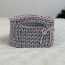 Koszyk ręcznie robiony wkolorach szaro - różowym