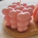 Różowy zestaw świec sojowych handmade na drewnianej tacy