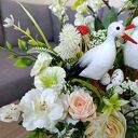 Wiosenny flowerbox z bocianami - kompozycja kwiatowa w pudełku