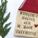 Domek ceramiczny z mottem „Wszędzie dobrze ale w domu najlepiej” - zawieszka na parapetówkę
