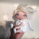 Aniołek Szkrab - dekoracja na komodę z tkanin syntetycznych i ekologicznego futerka (18 cm)