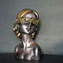 Rzeźba Kobiecy portret kwiaty na oczach wys. 13,8 cm
