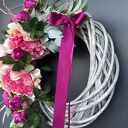 Asymetryczny wianek na drzwi z kwiatów - Fuksjowa Elegancja (45 cm)