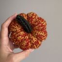 Wełniana dynia ozdobna handmade w kolorze żółto-pomarańczowym