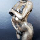 Rzeźba z gipsu - figurka kobiety w oliwkowym metalicznym kolorze, wys. 8,5 cm