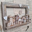 Rustykalna rama okienna z miasteczkiem pełnym miłości