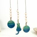 Dekoracja wisząca do sypialni - ceramiczny łapacz snów z kotkiem (boho)