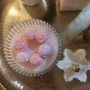 Urocza świeca sojowa z różyczkami w szklanej bombonierze z chwostem