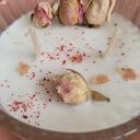 Świeca sojowa z różyczkami płatkami granatu