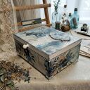Granatowa szkatułka decoupage z kwiatowym motywem