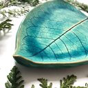 Turkusowy dekoracyjny liść - ceramiczny talerzyk handmade na biżuterię