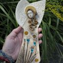 Anioł ceramiczny z chabrami do zawieszenia na ścianie