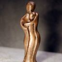 Rzeźba z gipsu - Para Zakochanych w złotym brązie (15 cm)