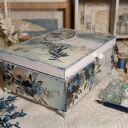 Granatowa szkatułka decoupage z kwiatowym motywem