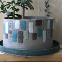 Duża donica ceramiczna handmade - szara glina z niebieską podstawką