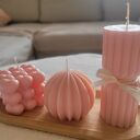 Różowy zestaw świec sojowych handmade na drewnianej tacy