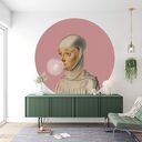 Mural DOTS Kobieta z gumą balonową - różowa dekoracja ścienna wallstick