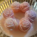 Urocza świeca sojowa z różyczkami w szklanej bombonierze z chwostem