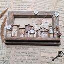 Rustykalna rama okienna z miasteczkiem pełnym miłości