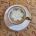 Śliczna świeca sojowa ze śniezynka z wosku w filiżance