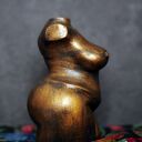 Duża figurka kobiety w metalicznym złocie i ognistych barwach - rzeźba 14 cm