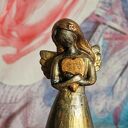 Rzeźba z gipsu Anioł Czułości w kolorze złotym - 11,6 cm