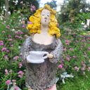 ceramiczna postać kobiety z filiżanką