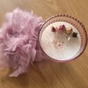 Urocza świeca sojowa z różyczkami w kielichu