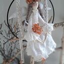 Anielica na obręczy na makramowej huśtawce - anioł stróż dekoracja handmade