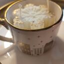 Śliczna świeca sojowa ze śniezynka z wosku w filiżance