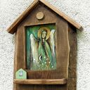 Drewniana kapliczka - Anioł pilnujący domostwa