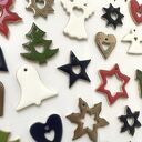 Zestaw 20 zawieszek choinkowych - ręcznie wykonane ceramiczne ozdoby dwustronne 