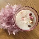 Urocza świeca sojowa z różyczkami w kielichu