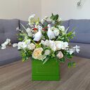 Flowerbox dekoracyjny. Kompozycja kwiatowa w pudełku. Dekoracja wnętrz